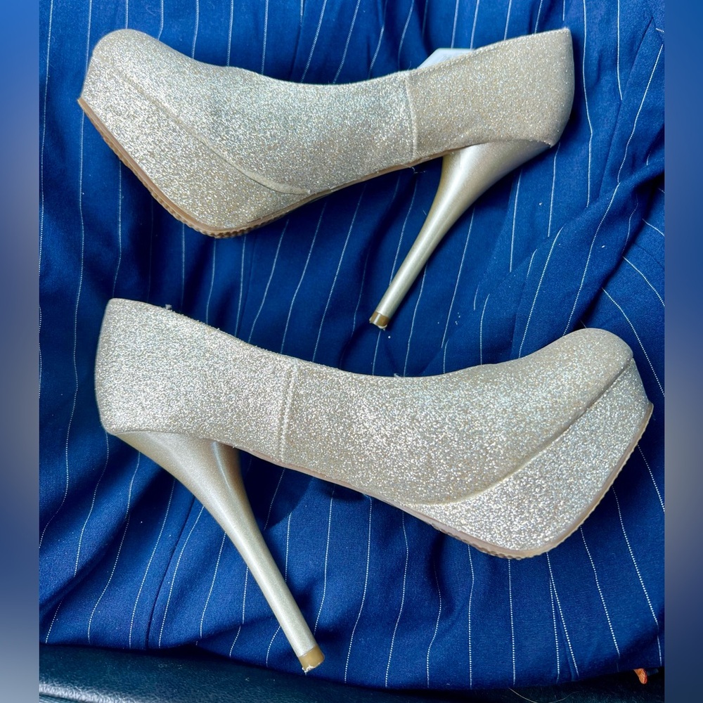 NWT Gold Sparkly Mossimo Supply Co. High Heels SZ 5.5